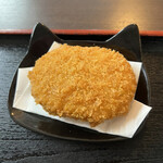 猫丸食堂 - ★いつもいただくかぼちゃコロッケ
      　今日はお皿もニャンコ