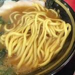 家系ラーメン 王道家 - 王道家の中太麺はいい茹で加減。