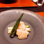 わたべ - ⚫お通し「帆立  アスパラガス  おくら炭火焼き」