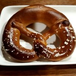インゴ ビンゴ - ブレッツェル(490円)　～岩塩付きのドイツパン
