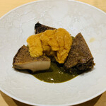 鮨 由う - ・蒸し黒鮑の肝ペースト和えと
         北海道産エゾバフンウニの小丼