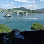 Grand cafe SEA BREEZE 1976 - カウンターからは、大島大橋を望む綺麗な海を一望出来ます。
