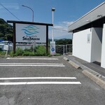 Grand cafe SEA BREEZE 1976 - 駐車場は、県道に面し、5~6台