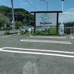 Grand cafe SEA BREEZE 1976 - 駐車場は、県道に面し、5~6台