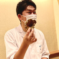 鎌倉 北じま - 夏キノコの説明をする北嶋さん。京都和久傳で海千山千の先輩方に可愛がられただけのことはありますね。やはり、"持ってるな〜"と思わせる人格者。