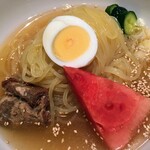 焼肉くりこ - 盛岡冷麺（別辛，普通盛り）。820円。