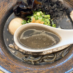 Ramen Tsuki No To Kage - 黒中とんラーメンのスープ