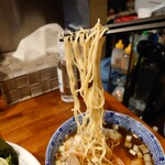 麺屋 悠 - 麺は出身のかづ屋同様、大栄食品の加水低めの細麺ストレート