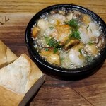 銀座ZION - エビとマッシュルームのアヒージョ