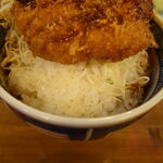 Touhoku Shokuichi - 「東北食市」の「福島会津ソースカツ丼」のキャベツの下のごはん