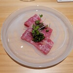 江戸焼肉 - お刺身 万葉牛三角バラ ニラナムル マイクロケール