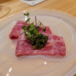 江戸焼肉 - お刺身 万葉牛三角バラ ニラナムル マイクロケール