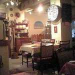 ラ・ゴルディータ - 居心地のいい店内。家主（猫）の巡回あり。
