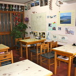 菊屋 - 店内　左前ドアは自宅とトイレに繋がっている