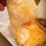 シャルマン - 出し巻き卵のフライパソに卵をあまりよくかき混ぜない状態で投入し、ちょっとだけぐじゅって混ぜてそのままの形で焼いた 感じ