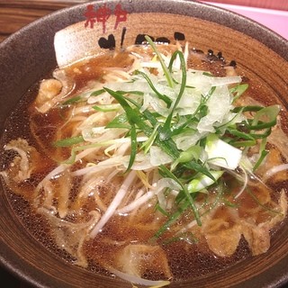 神戸北野ラーメン 縁 - あぶらかすラーメン。
牛の小腸を素揚げしたものがはいっていて、スープの旨味が強く、美味しい。けど、麺は普通。