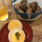 さか本 そば店 - お通しの茹で落花生&煮卵