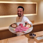 江戸焼肉 - 近重泰輔氏とサーロイン 純血但馬万葉牛３６か月