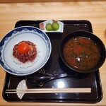 江戸焼肉 - 食事 鳥取県産コシヒカリ田中米のユッケ丼 赤出汁 香の物