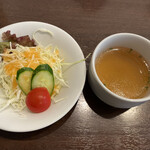 Yukitei - オムライスセット（税込 980円）評価＝◎:サラダとスープ