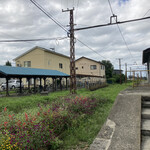 Fuugadou - 開発駅から見たお店（左側の黄色二階建て）