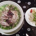 ベトナム料理 ベトクアン柏店 - K弟が頼んだ炭火焼き鴨のフォー1200円(2022.8.15)