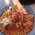 Mカッセ - 2種あいがけカレー（スパイスチキンカレーと牛肉のラヴィゴットソース）1100円とスパイス燻製玉子100円