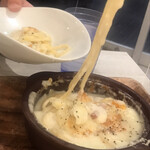 チーズと生はちみつ BeNe - ボルケーノパスタはカルボナーラ風味というだけあって、味はカルボナーラそのものでした。麺はかなり太めで弾力性があり、チーズもたっぷり入っていて美味しかったです