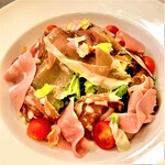 Trattoria NOTO - 20220818生ハムとサラミのサラダ仕立て1200円