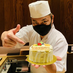 鮨 由う - ・尾崎大将 お祝いケーキで決めポーズ