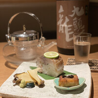はれや別邸 - 凌ぎ　蒸し鮑　鯖棒寿司　ふくさ焼き・魚の白身と卵を混ぜたもの
                