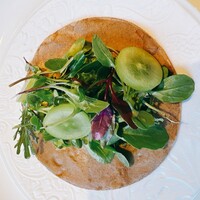 アンペイジ - そばの？柔らかなタコスのようなもので、野菜、マスカットをを包んで食べる。味はついてる。