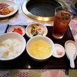 焼肉 徳寿 - ライスセットと烏龍茶