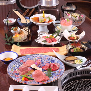 可以品嚐到懷石料理和狀態最佳的和牛的日本烤肉*照片為24,200日元套餐。