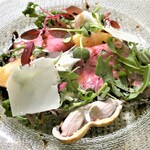 オステリア イルファーロ - 里見伏姫牛ザブトンのタリアータ ブッラータと桃のサラダ