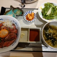 牛刺しと焼肉 仔虎 クリスロード店 - ハーフ&ハーフ丼(ユッケとローストビーフ)