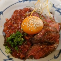 牛刺しと焼肉 仔虎 クリスロード店 - ハーフ&ハーフ丼(ユッケとローストビーフ)