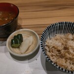 鉄板焼 彩波 - ガーリックライス 漬物 赤だしの味噌汁