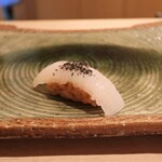 鮨 さわ田 - ケンサキイカ 竹炭の塩