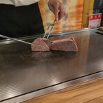 鉄板焼 彩波 - ステーキ 調理中