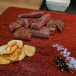 鉄板焼 彩波 - ステーキ ガーリックチップ 塩 生黒胡椒