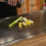 鉄板焼 彩波 - 焼き野菜 調理中