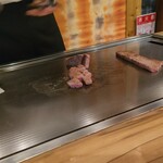 鉄板焼 彩波 - ステーキ 調理中