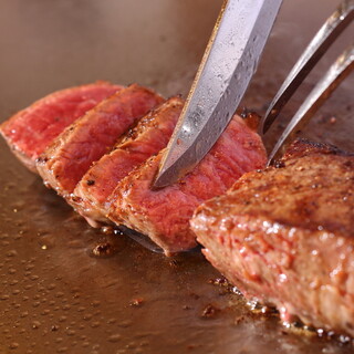 厳選されたお肉や海鮮を目の前で調理。高く上がる炎に伝わる熱気をぜひ体感ください