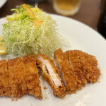 Tonkatsu Ookuni - 断面ファンの皆様へ♪(  ´艸`) 千切りキャベツには、キュウリ、パプリカと彩りも良く、シャキシャキで美味しいキャベツです。卓上にあった手作りのオニオン入り和風ドレッシングをかけて♪