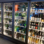 望月商店 - 冷蔵庫には銘酒がいっぱい！