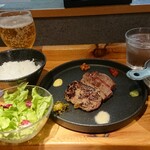肉屋のハンバーグと炊きたての米 - 