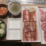 焼肉ライク - 右から神戸牛、セット焼肉、スープ、キムチ、サラダ