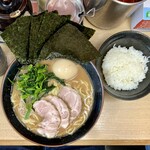 武蔵家 - 特別ラーメン 中 1050円(税込)、ライス 中 (無料)
            2022年8月28日