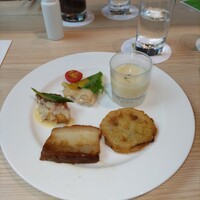 ベルテンポ - 鶏肉のオーブン焼き　ハニーマスタードソース、白身魚のポワレ　柑橘風味のバターソース、蓮根挟み揚げ、豚バラ肉の炙り焼き、豆乳冷製スープ
